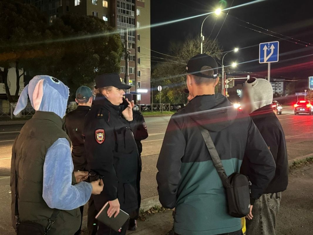 Сотрудники подразделений по делам несовершеннолетних, уголовного розыска и участковых уполномоченных отдела полиции № 3 УМВД России «Вологда» провели рейд в рамках ОПМ «Группа» Сотрудники подразделений по делам несовершеннолетних, уголовного розыска и участковых уполномоченных отдела полиции № 3 УМВД России «Вологда» провели рейд в рамках ОПМ «Группа»