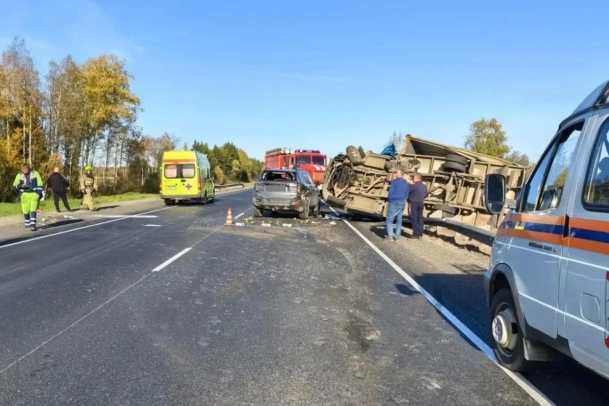 Из-за аварии с четырьмя машинами на трассе под Вологдой ограничено движение