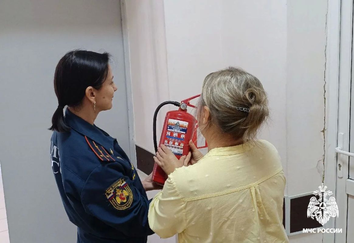 Пожарные инспекторы проверили безопасность в Кирилловской больнице Пожарные инспекторы проверили безопасность в Кирилловской больнице