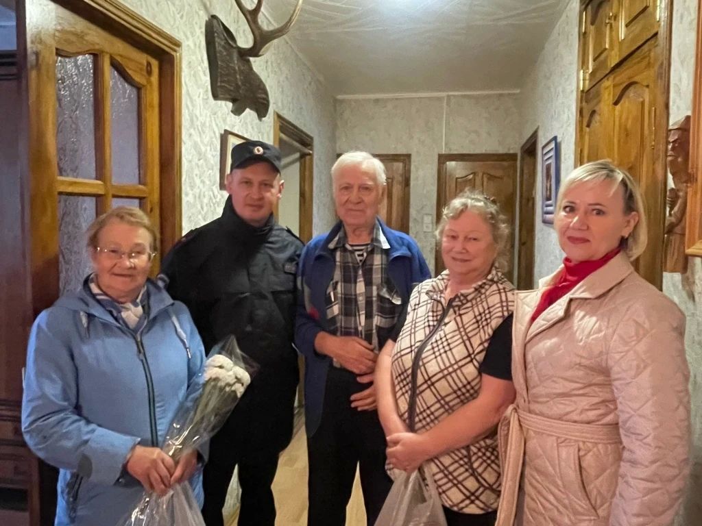 В Тотьме полицейские поздравили ветеранов органов внутренних дел с Днем пожилых людей В Тотьме полицейские поздравили ветеранов органов внутренних дел с Днем пожилых людей