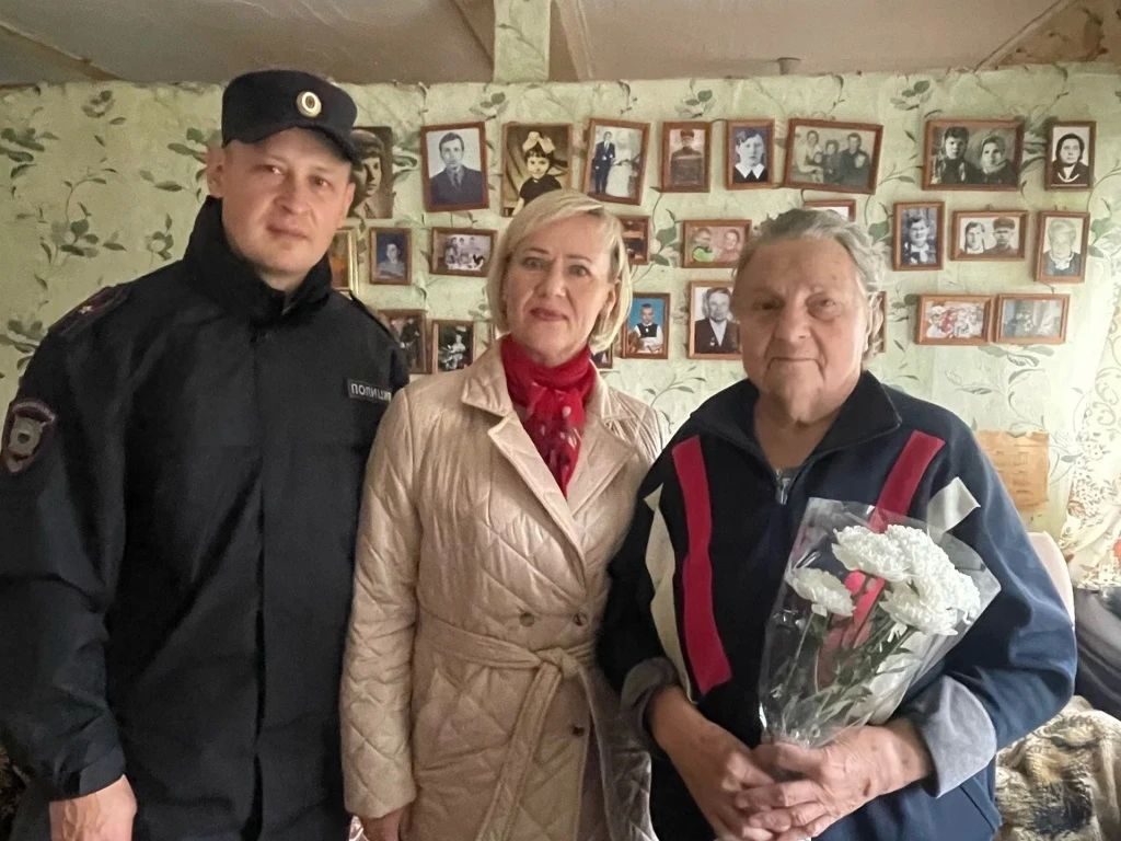В Тотьме полицейские поздравили ветеранов органов внутренних дел с Днем пожилых людей В Тотьме полицейские поздравили ветеранов органов внутренних дел с Днем пожилых людей