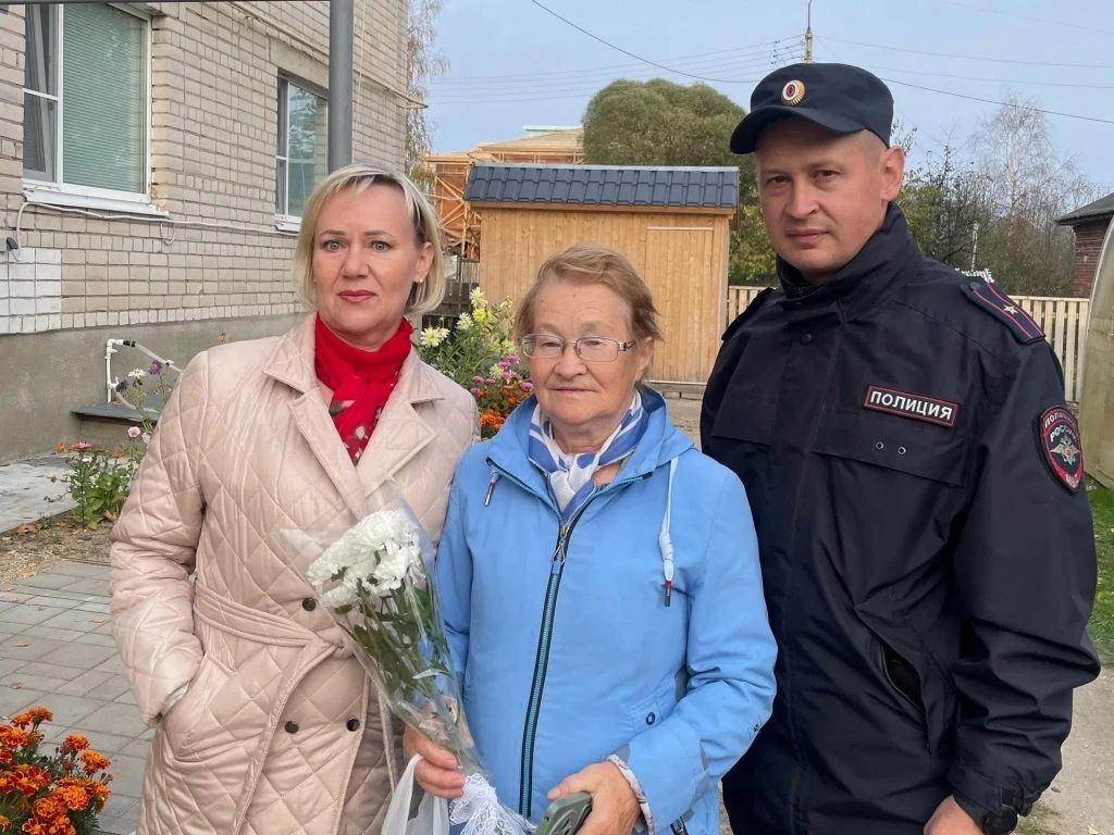 В Тотьме полицейские поздравили ветеранов органов внутренних дел с Днем пожилых людей В Тотьме полицейские поздравили ветеранов органов внутренних дел с Днем пожилых людей