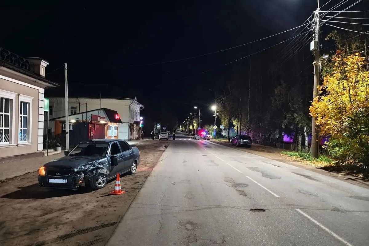 В Великом Устюге пьяный водитель устроил погоню и протаранил машину спецроты
