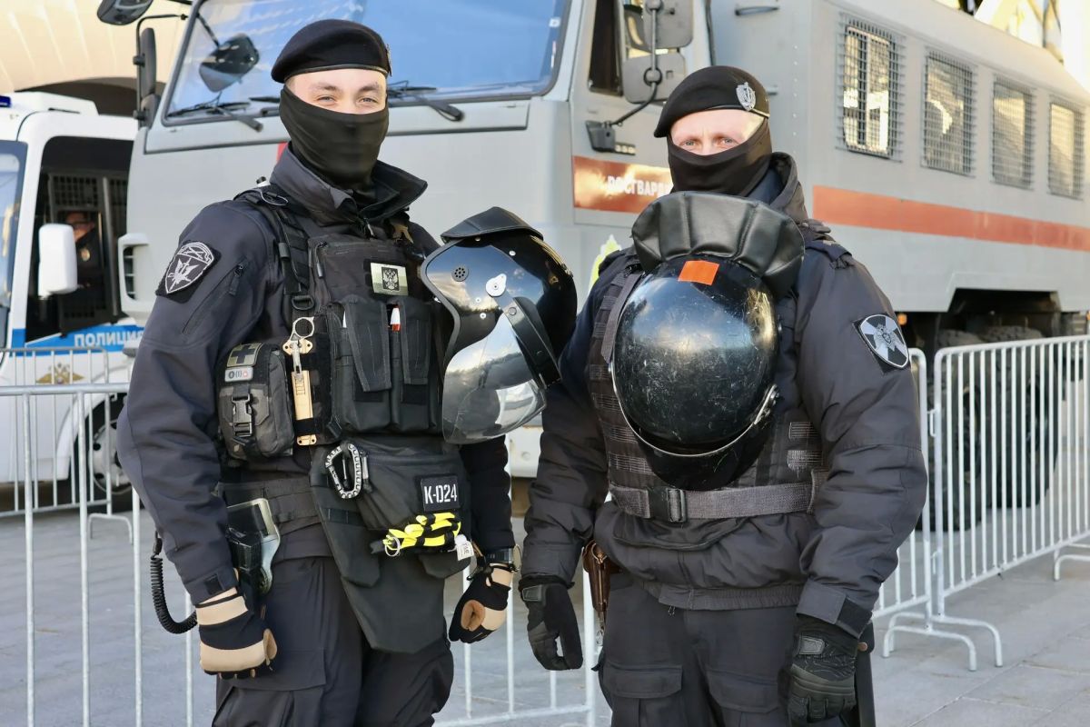 Сегодня на петербургском стадионе «СКА Арена» военнослужащие специального моторизованного Измайловского полка Северо-Западного округа Росгвардии и сотрудники ОМОН «Бастион» Росгвардии обеспечивают безопасность хоккейных... Сегодня на петербургском стадионе «СКА Арена» военнослужащие специального моторизованного Измайловского полка Северо-Западного округа Росгвардии и сотрудники ОМОН «Бастион» Росгвардии обеспечивают безопасность хоккейных...