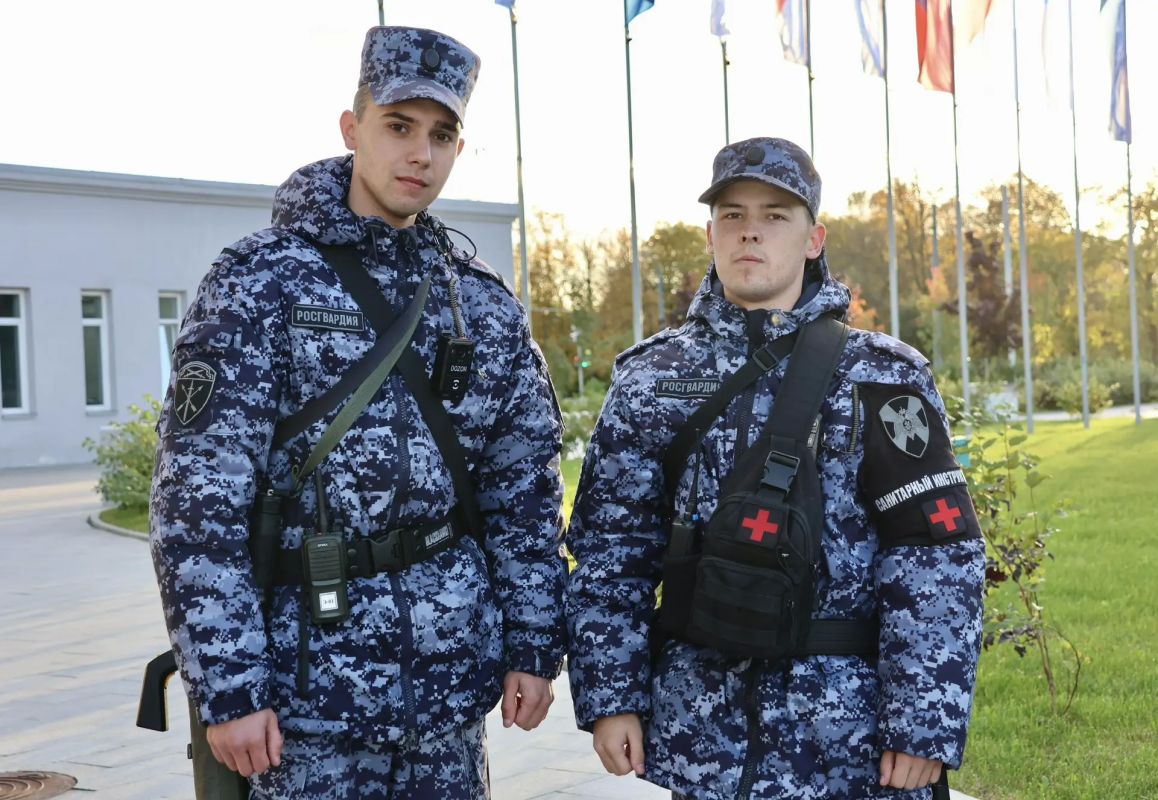 Сегодня на петербургском стадионе «СКА Арена» военнослужащие специального моторизованного Измайловского полка Северо-Западного округа Росгвардии и сотрудники ОМОН «Бастион» Росгвардии обеспечивают безопасность хоккейных...