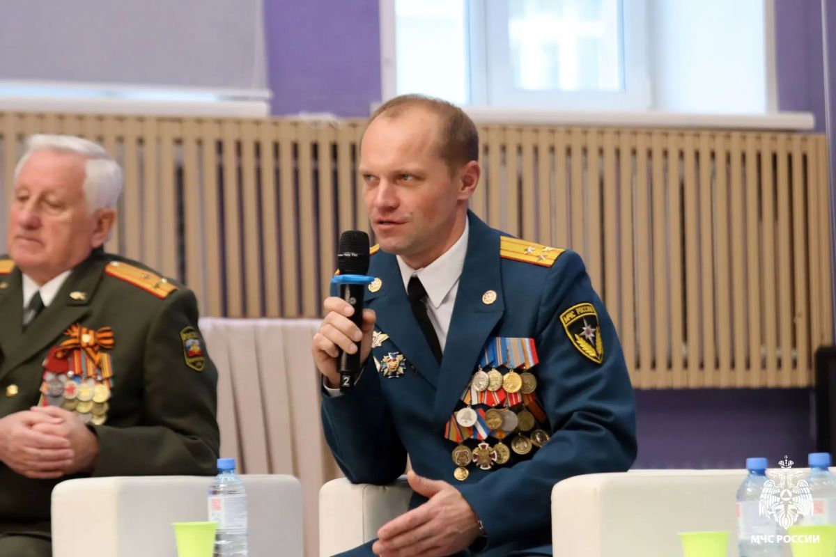 В Региональном центре патриотического воспитания сотрудники МЧС России провели встречу со школьниками и студентами В Региональном центре патриотического воспитания сотрудники МЧС России провели встречу со школьниками и студентами