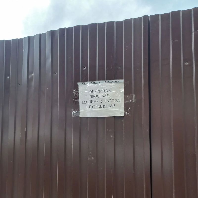 Забор на площади Химиков не выдержал напора ветра и прилег отдохнуть на припаркованные автомобили Забор на площади Химиков не выдержал напора ветра и прилег отдохнуть на припаркованные автомобили