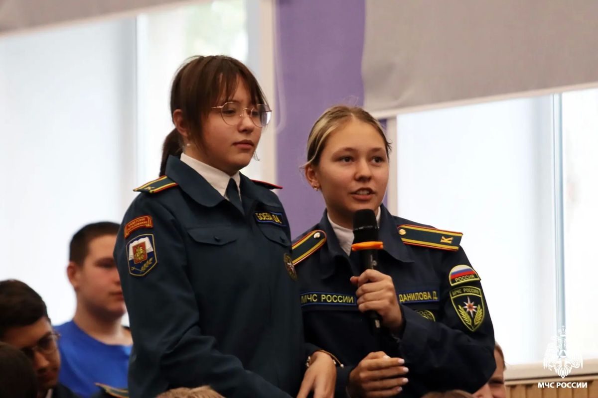 В Региональном центре патриотического воспитания сотрудники МЧС России провели встречу со школьниками и студентами В Региональном центре патриотического воспитания сотрудники МЧС России провели встречу со школьниками и студентами