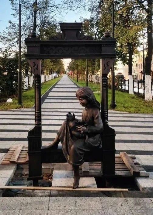 На аллее на улице Мира в Вологде устанавливают новые скульптуры