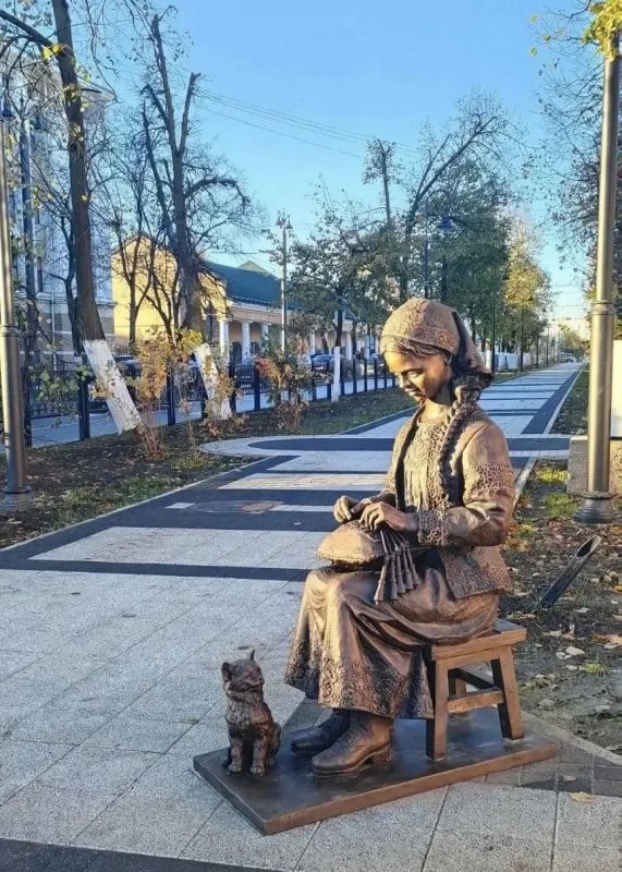 На аллее на улице Мира в Вологде устанавливают новые скульптуры На аллее на улице Мира в Вологде устанавливают новые скульптуры