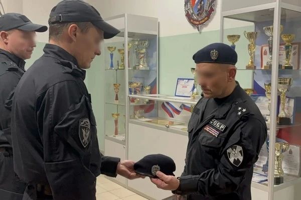 В Вологде молодым сотрудникам СОБР в профессиональный праздник вручены береты Накануне отмечался День образования специальных отрядов быстрого реагирования войск национальной гвардии. По традиции в СОБР «Дружина» Росгвардии... В Вологде молодым сотрудникам СОБР в профессиональный праздник вручены береты Накануне отмечался День образования специальных отрядов быстрого реагирования войск национальной гвардии. По традиции в СОБР «Дружина» Росгвардии...