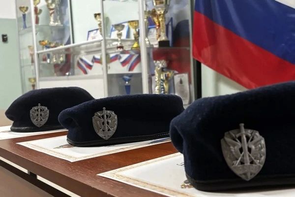 В Вологде молодым сотрудникам СОБР в профессиональный праздник вручены береты Накануне отмечался День образования специальных отрядов быстрого реагирования войск национальной гвардии. По традиции в СОБР «Дружина» Росгвардии... В Вологде молодым сотрудникам СОБР в профессиональный праздник вручены береты Накануне отмечался День образования специальных отрядов быстрого реагирования войск национальной гвардии. По традиции в СОБР «Дружина» Росгвардии...