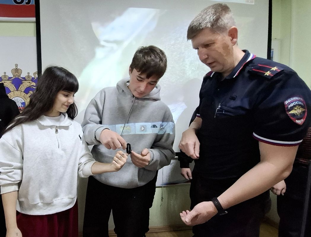 Школьники и студенты побывали на экскурсии в вытегорской полиции Школьники и студенты побывали на экскурсии в вытегорской полиции