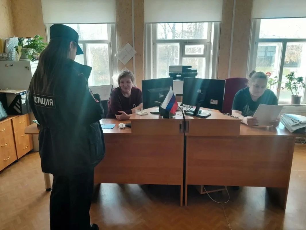 От школы до сельсовета: вытегорские полицейские встретились с жителями Андомского сельского поселения, чтобы предостеречь от мошенников От школы до сельсовета: вытегорские полицейские встретились с жителями Андомского сельского поселения, чтобы предостеречь от мошенников