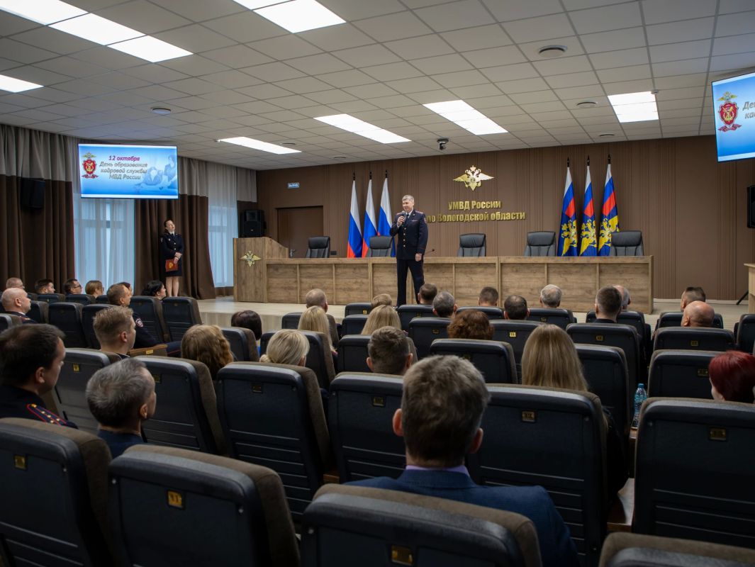 Врио начальника УМВД России по Вологодской области Денис Озорнин поздравил сотрудников кадровых подразделений с днем службы Врио начальника УМВД России по Вологодской области Денис Озорнин поздравил сотрудников кадровых подразделений с днем службы