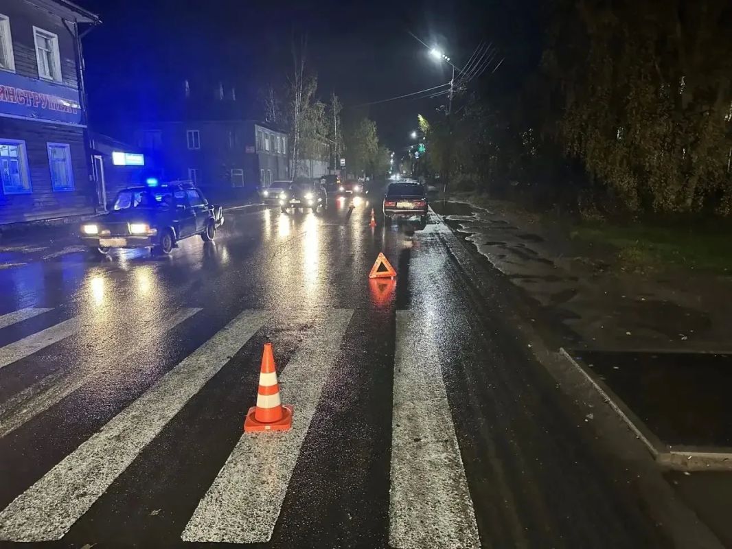 Сегодня около 17:40 в Великом Устюге на ул. Красной у дома 41 произошло ДТП Сегодня около 17:40 в Великом Устюге на ул. Красной у дома 41 произошло ДТП