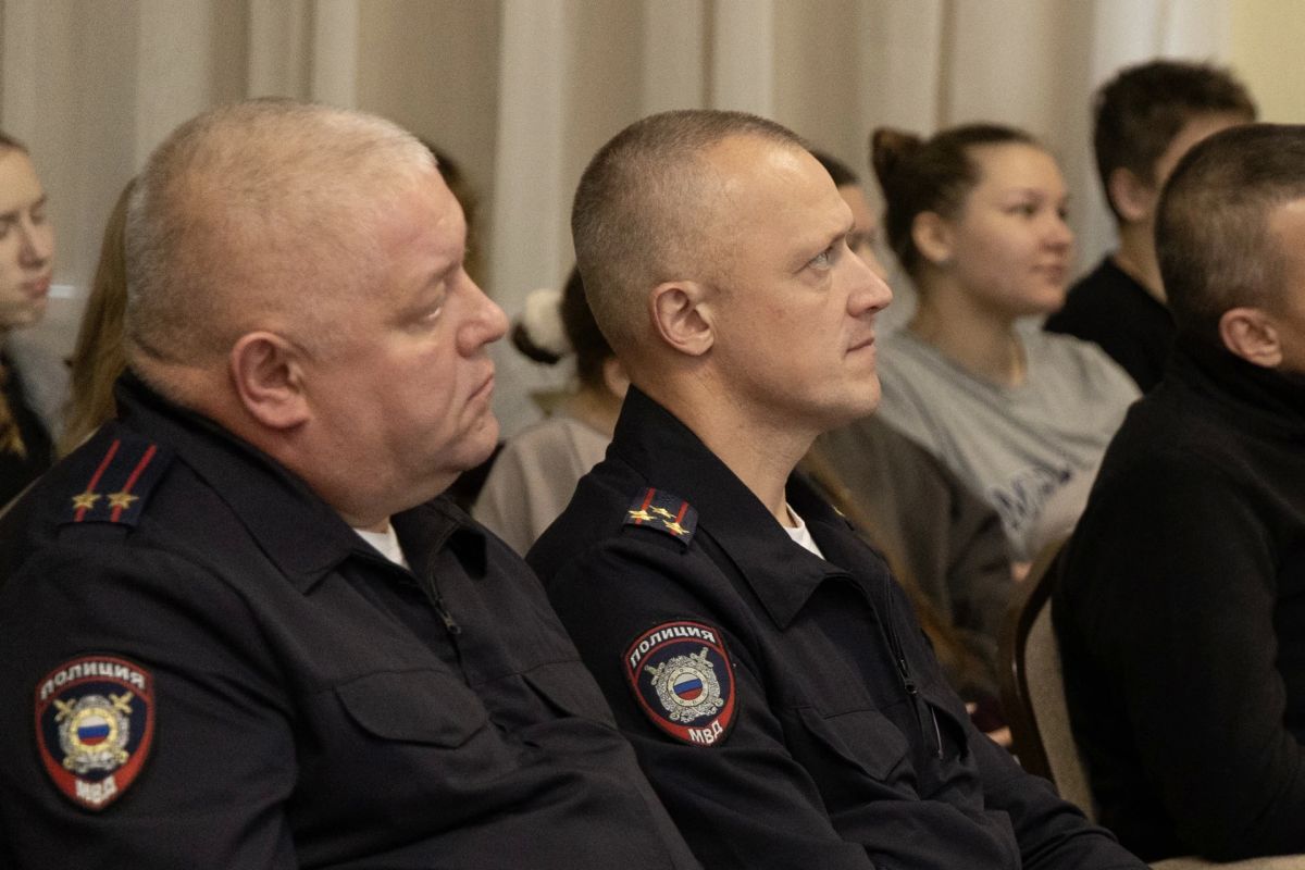 Сотрудники отдела по вопросам миграции УМВД России «Череповец» совместно с представителями Центра по противодействию экстремизму УМВД России по Вологодской области и регионального УФСБ провели встречу с иностранными... Сотрудники отдела по вопросам миграции УМВД России «Череповец» совместно с представителями Центра по противодействию экстремизму УМВД России по Вологодской области и регионального УФСБ провели встречу с иностранными...