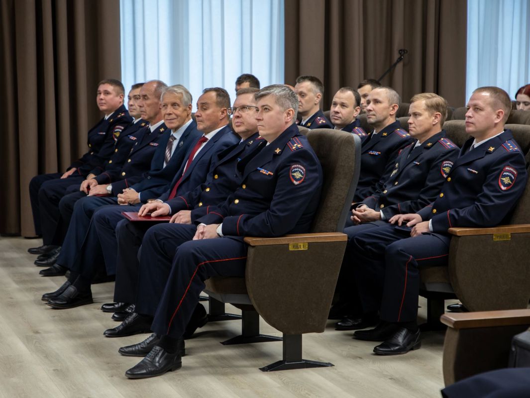 Врио начальника УМВД России по Вологодской области Денис Озорнин поздравил сотрудников кадровых подразделений с днем службы Врио начальника УМВД России по Вологодской области Денис Озорнин поздравил сотрудников кадровых подразделений с днем службы