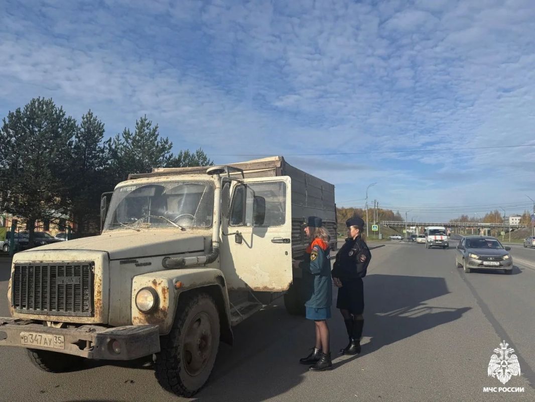 В Соколе сотрудники МЧС России вели разъяснительную работу с водителями В Соколе сотрудники МЧС России вели разъяснительную работу с водителями