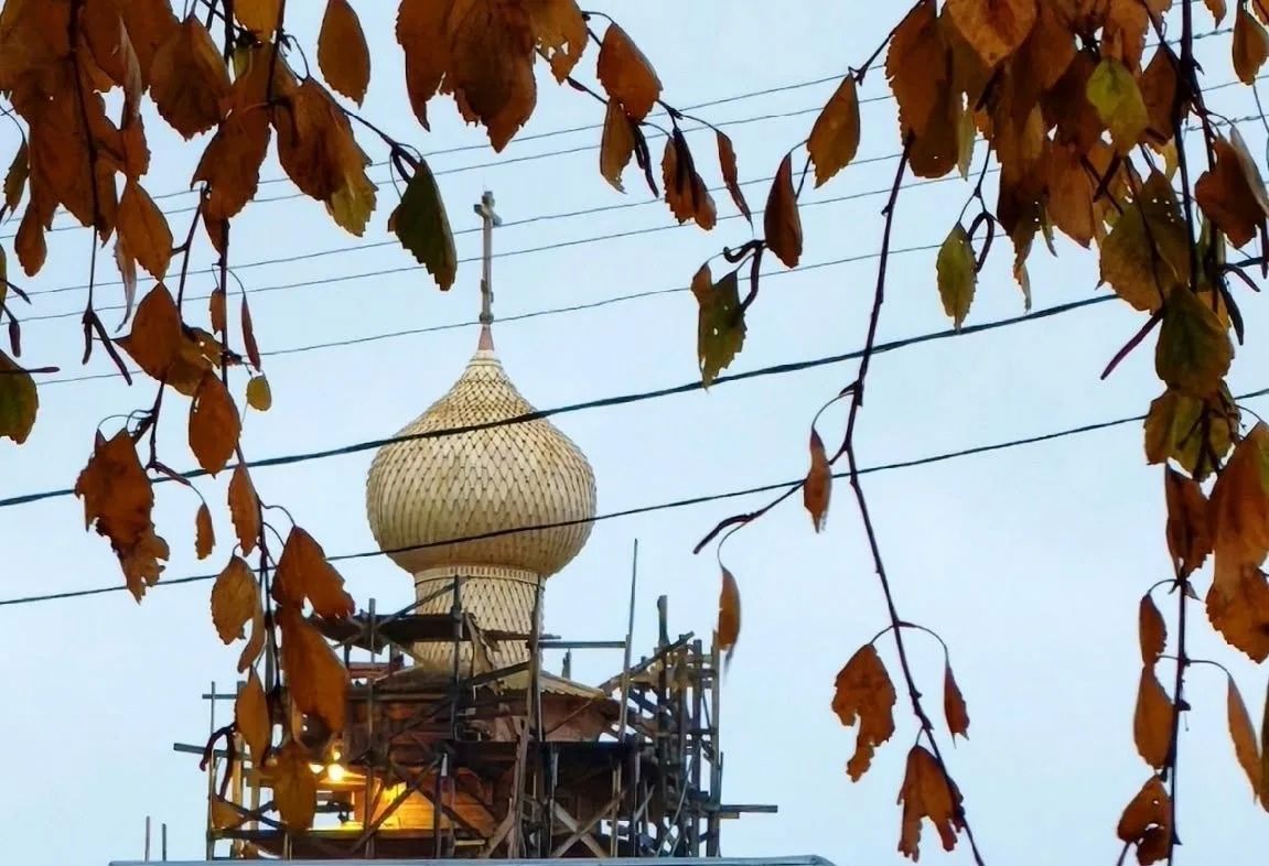 С отреставрированного храма Ильи Пророка в Белозерске снимают леса