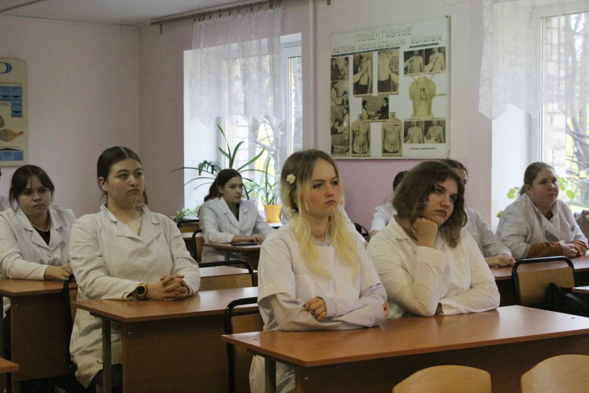 В Череповецком медицинском колледже состоялась встреча студентов с заместителем председателя Общественного совета при УМВД России «Череповец», директором АНО «Калейдоскоп» Еленой Королёвой