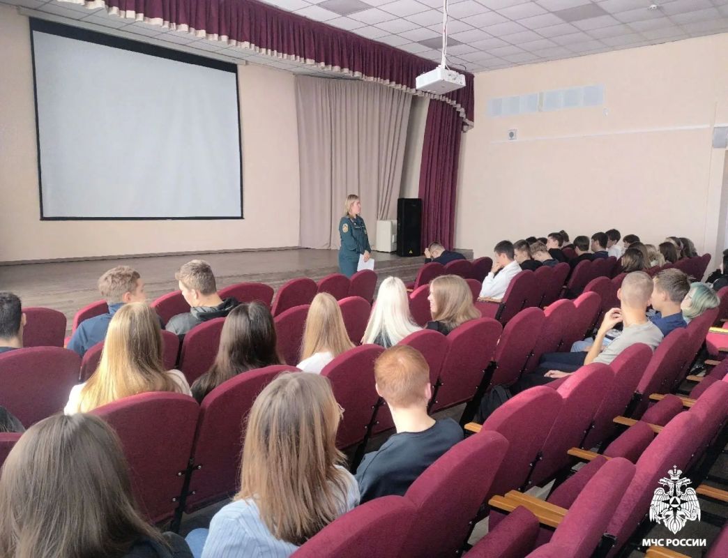 Сотрудники МЧС России помогают старшеклассникам в выборе жизненного пути Сотрудники МЧС России помогают старшеклассникам в выборе жизненного пути