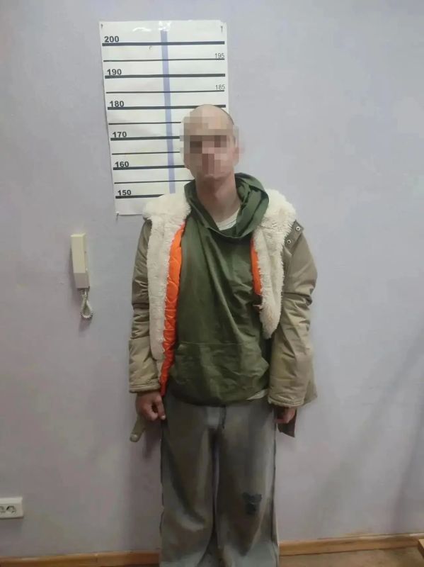 В Череповце сотрудники уголовного розыска доставили в отдел мужчину, поведение которого вызвало опасения горожан