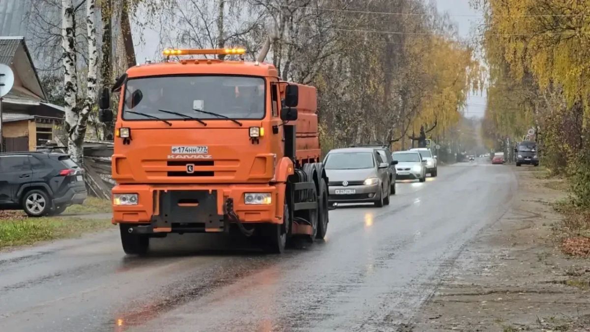Великий Устюг получил из Москвы 5 единиц коммунальной техники: две комбинированные дорожные машины, подметально-вакуумный пылесос и два трактора МТЗ
