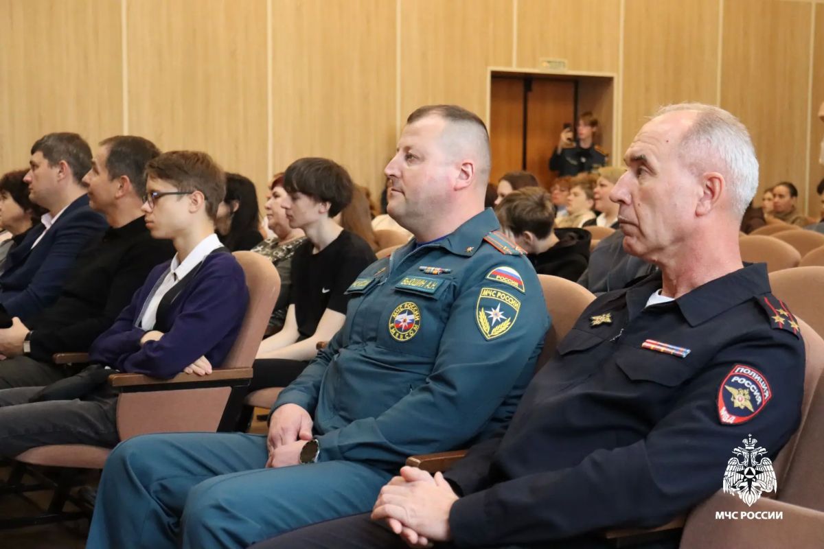 Сотрудники МЧС России рассказали о своей профессии Сотрудники МЧС России рассказали о своей профессии