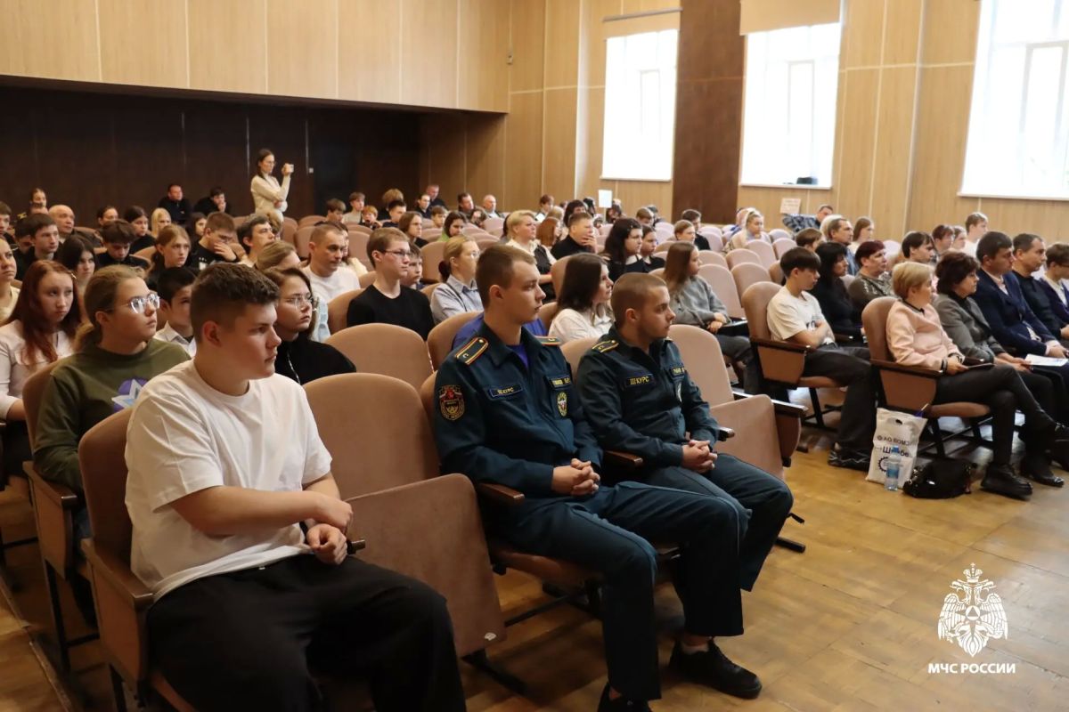 Сотрудники МЧС России рассказали о своей профессии Сотрудники МЧС России рассказали о своей профессии
