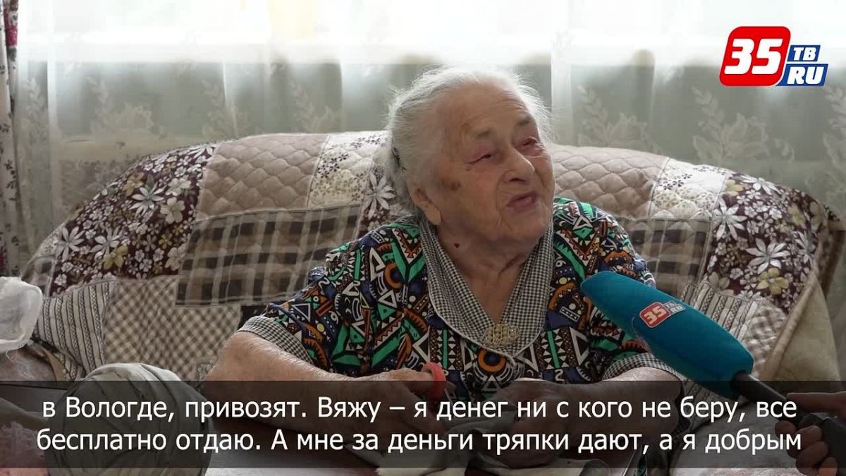 99-летняя вологжанка вяжет коврики для бойцов СВО