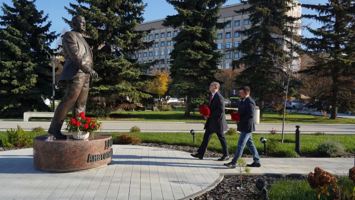 Георгий Филимонов: В ходе визита Юрий Вячеславович Афонин также возложил цветы к памятнику первому секретарю Вологодского обкома КПСС Анатолию Семёновичу Дрыгину