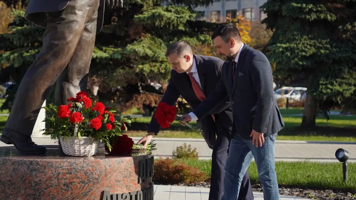Георгий Филимонов: В ходе визита Юрий Вячеславович Афонин также возложил цветы к памятнику первому секретарю Вологодского обкома КПСС Анатолию Семёновичу Дрыгину Георгий Филимонов: В ходе визита Юрий Вячеславович Афонин также возложил цветы к памятнику первому секретарю Вологодского обкома КПСС Анатолию Семёновичу Дрыгину