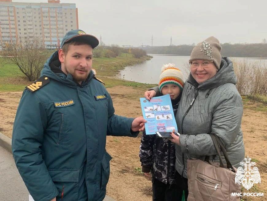 Осенний водоём и дети. Холодная вода, скользкий грунт, первый хрупкий лёд — основные опасности осеннего водоёма