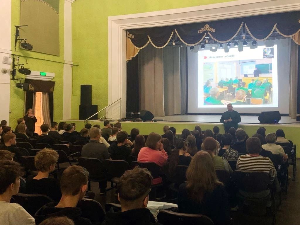 Член Общественного совета при УМВД России «Череповец» Юрий Афанасьев проводит лекции по профилактике деструктивного поведения подростков на Вологодчине и за ее пределами