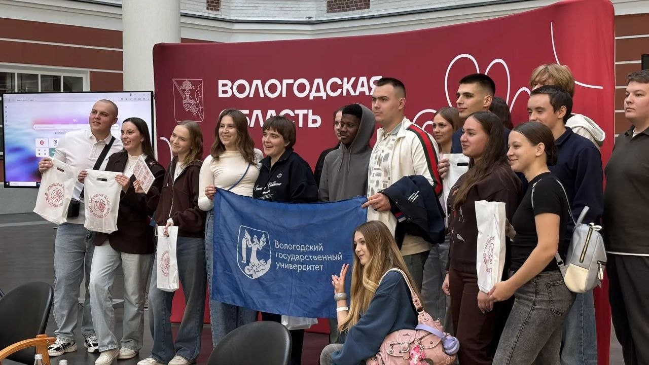 В фойе кампуса ВШЭ уже оживлённо: прибывают участники и спикеры фестиваля, студенты знакомятся, общаются и фотографируются на память
