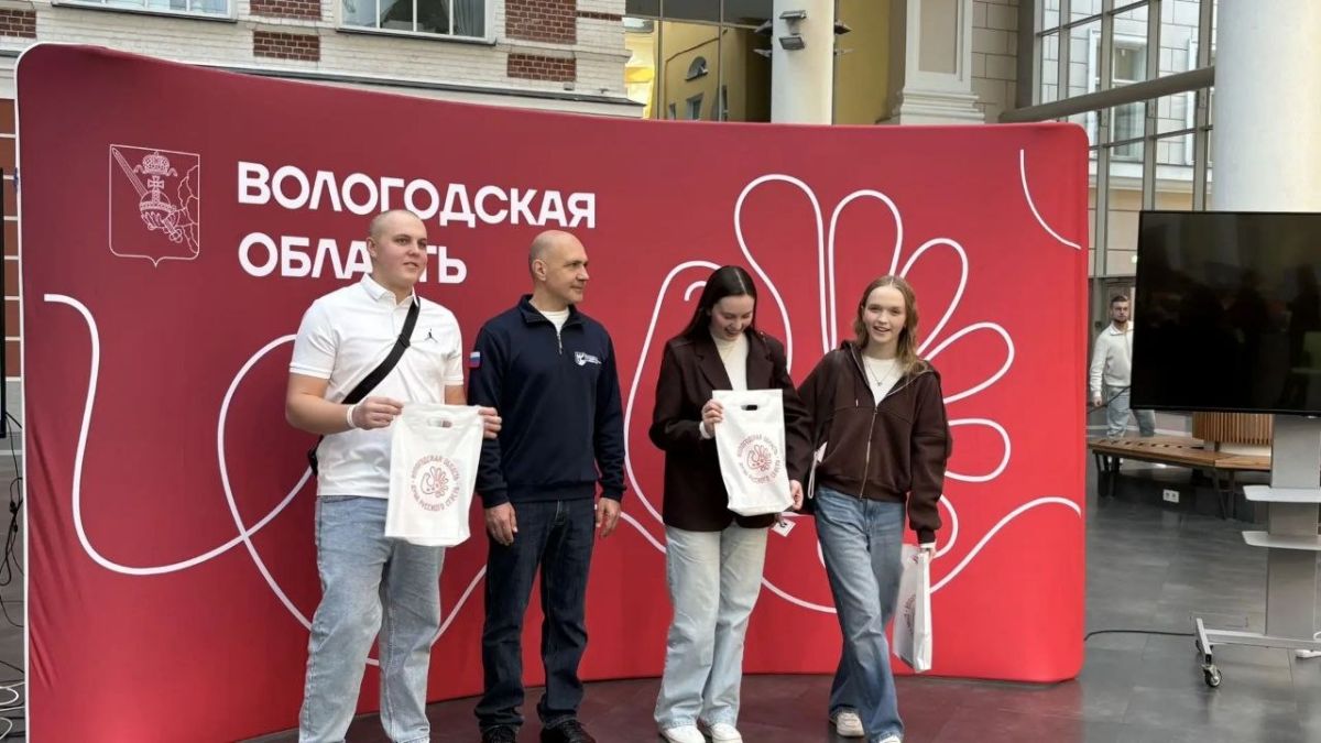 В фойе кампуса ВШЭ уже оживлённо: прибывают участники и спикеры фестиваля, студенты знакомятся, общаются и фотографируются на память В фойе кампуса ВШЭ уже оживлённо: прибывают участники и спикеры фестиваля, студенты знакомятся, общаются и фотографируются на память